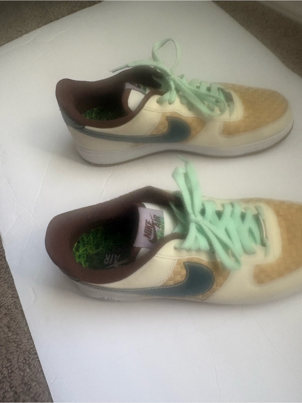 Nike mensLow-Top Sneakers in Cream, Mint & Teal
